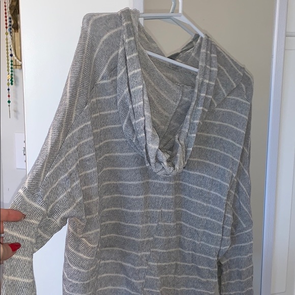 Hollister - Grey and white stripped long sleeve - Picture 3 of 3